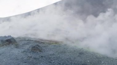 Kükürtlü duman kraterler volkan Sicilya, İtalya içinde delikleri ile geliyor,