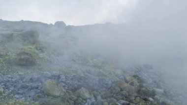 Sahil, Sicilya, İtalya inanılmaz vulcano adadan. Vulcano Kraterdeki onun delikleri aracılığıyla geliyor sürekli kükürtlü duman vardır