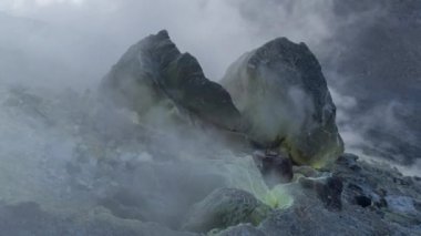 Sahil, Sicilya, İtalya inanılmaz vulcano adadan. Vulcano Kraterdeki onun delikleri aracılığıyla geliyor sürekli kükürtlü duman vardır
