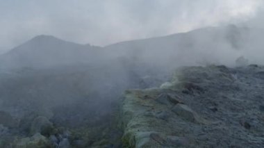 Sahil, Sicilya, İtalya inanılmaz vulcano adadan. Vulcano Kraterdeki onun delikleri aracılığıyla geliyor sürekli kükürtlü duman vardır