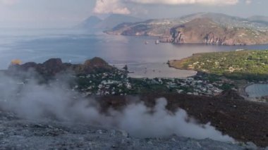 Sahil, Sicilya, İtalya inanılmaz vulcano adadan. Vulcano Kraterdeki onun delikleri aracılığıyla geliyor sürekli kükürtlü duman vardır