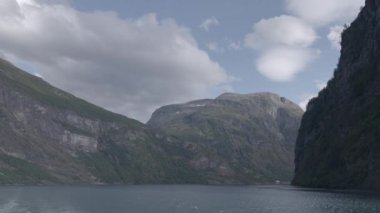 Bu bir feribot görünümünden Norveç'te muhteşem geiranger fiyort haçlar