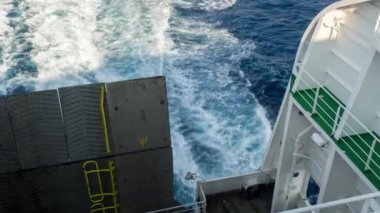 Deniz manzarası ve geminin dalgaları.