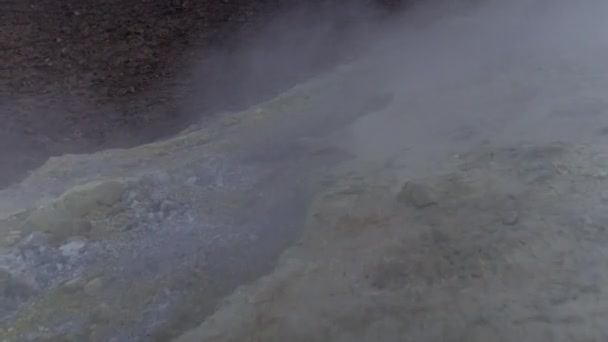 Fumées sulfureuses qui montent au-dessus des cratères volcan Sicile, Italie 