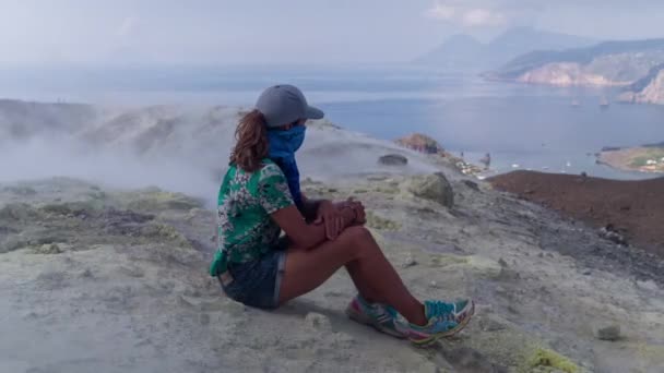 Mujer Isla Del Volcán Frente Costa Sicilia Italia — Vídeos de Stock