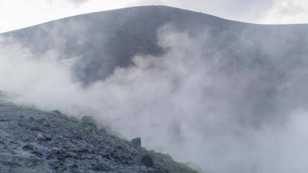 Svavelhaltiga Gaser Kommer Upp Genom Ventiler Kratrar Vulkan Sicilien Italien — Stockvideo