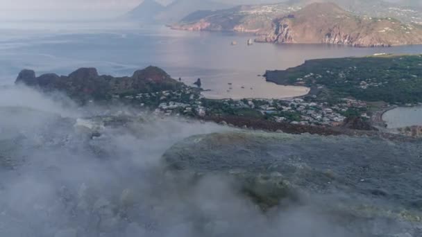 意大利西西里岛沿岸的令人难以置信的乌尔卡诺岛 乌尔卡诺有恒定的硫磺烟雾从火山口喷出 — 图库视频影像