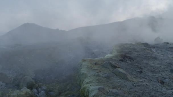 L'incroyable île vulcanique au large des côtes de la Sicile, en Italie. vulcano a des vapeurs sulfureuses constantes qui montent à travers ses évents dans le cratère 