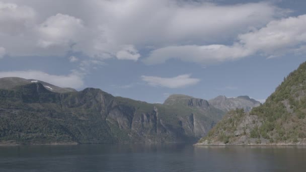 从渡轮上看到它横跨壮观的 Geiranger 峡湾在挪威 — 图库视频影像