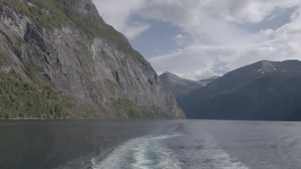 从渡轮上看到它横跨壮观的 Geiranger 峡湾在挪威 — 图库视频影像