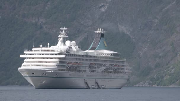 Geiranger 2017年9月03日 挪威一艘海湾的大型游船 — 图库视频影像