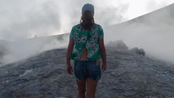 Γυναίκα Που Περπατά Στο Ηφαίστειο Νησί Έξω Από Τις Ακτές — Αρχείο Βίντεο