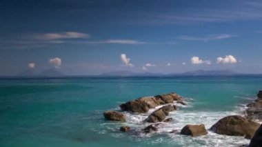 Sicilya, İtalya 'da Rocky plajı ve Akdeniz.