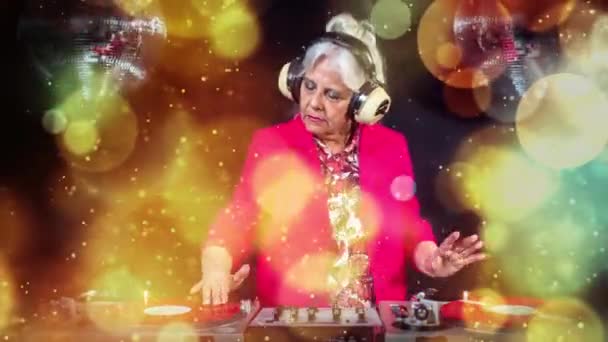 Yaşlı Kadın Siyah Arka Plan Disko Ayarında Parti Kulaklık — Stok video