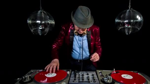 Uomo Anziano Cuffia Djing Festa Discoteca — Video Stock