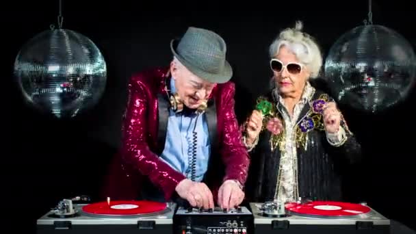 Casal Elegante Mais Velho Festejando Ambiente Discoteca Fundo Preto — Vídeo de Stock