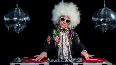 Yaşlı kadın siyah arka plan disko ayarında parti