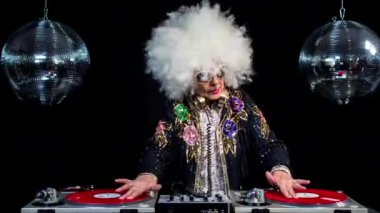 Yaşlı kadın siyah arka plan disko ayarında parti