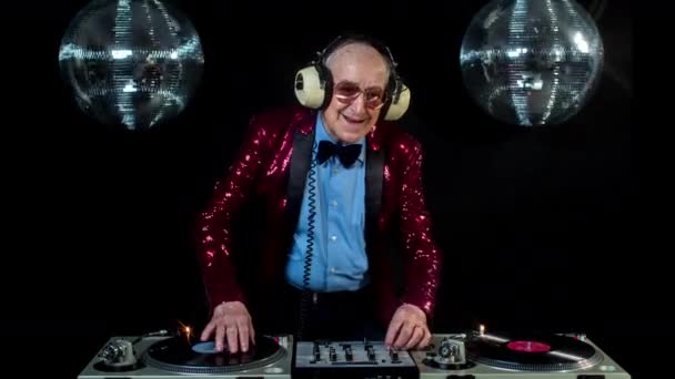 Homem Mais Velho Fones Ouvido Djing Festa Ambiente Disco — Vídeo de Stock