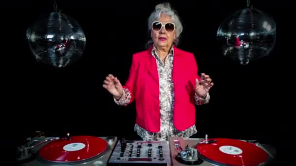Äldre Kvinna Festar Disco Inställningen Svart Bakgrund — Stockvideo