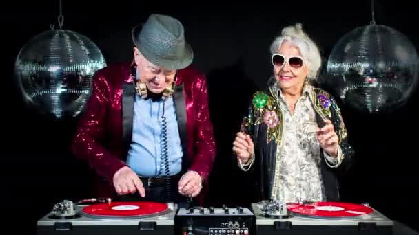 Κομψό Ζευγάρι Ηλικιωμένων Πάρτι Στα Disco Ρύθμιση — Αρχείο Βίντεο
