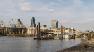 Güneşli bir günde Londra manzarası, bir liman ve şehir manzarası