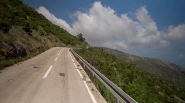 4k Pov shot bir off road ön Ekli fotoğraf makinesinden alınan araç güzel yollar ve yollar Hırvatistan ile sürüş