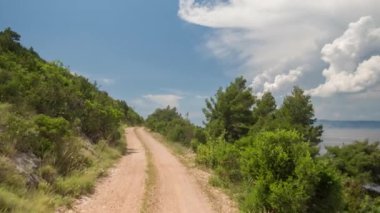 4k Pov shot bir off road ön Ekli fotoğraf makinesinden alınan araç güzel yollar ve yollar Hırvatistan ile sürüş