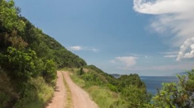 4k Pov shot bir off road ön Ekli fotoğraf makinesinden alınan araç güzel yollar ve yollar Hırvatistan ile sürüş