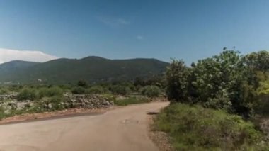 4k Pov shot bir off road ön Ekli fotoğraf makinesinden alınan araç güzel yollar ve yollar Hırvatistan ile sürüş