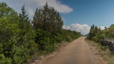4k Pov shot bir off road ön Ekli fotoğraf makinesinden alınan araç güzel yollar ve yollar Hırvatistan ile sürüş