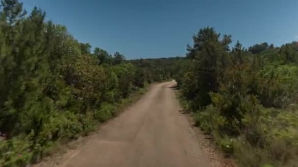 通过在克罗地亚美丽的小径和路径驾驶的一辆越野车辆前面的摄像头拍摄的视角 — 图库视频影像