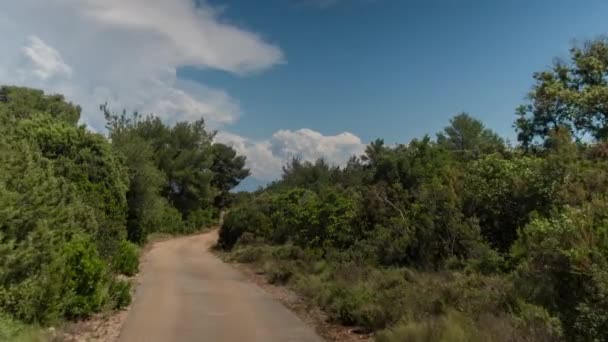 通过在克罗地亚美丽的小径和路径驾驶的一辆越野车辆前面的摄像头拍摄的视角 — 图库视频影像