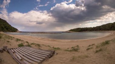 Güzel Limoni Beach Hırvatistan Adriyatik Denizi'nin kristal berraklığında su çarpıcı Timelapse