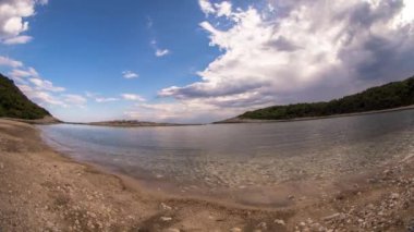 Güzel Limoni Beach Hırvatistan Adriyatik Denizi'nin kristal berraklığında su çarpıcı Timelapse