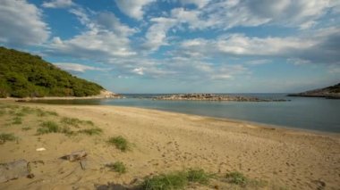 Issız sahil Mljet Island, Adriyatik Denizi'nin kristal berraklığında su çarpıcı Hırvatistan.