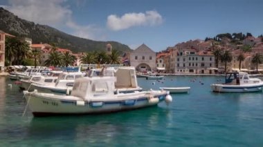 şehrin Hvar, Hvar, Hırvatistan Island şık ana şehirde güzel liman
