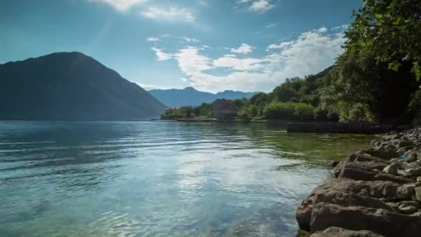 Timelapse Hermosa Bahía Kotor Montenegro Donde Las Montañas Alcanzan Aguas — Vídeos de Stock