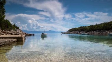 Bir Hvar Adası küçük koy, Hırvatistan cystal temiz su çarpıcı çekim