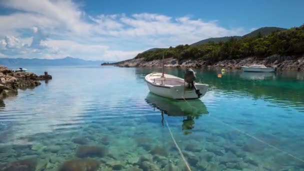 Tiro Uma Pequena Enseada Ilha Hvar Croácia Com Água Cristalina — Vídeo de Stock