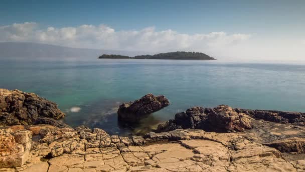 ムリェト島 クロアチア アドリア海の澄んだ水を見事な美しい無人島リモーニ ビーチのシーンのタイムラプス — ストック動画