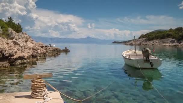 拍摄一个小海湾在赫瓦尔岛 克罗地亚与惊人的晶体清澈的水 — 图库视频影像
