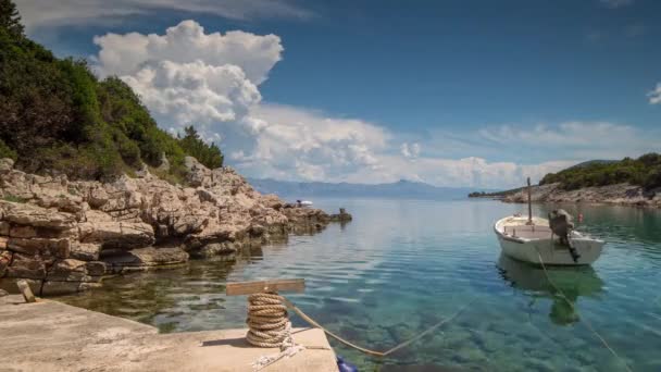 拍摄一个小海湾在赫瓦尔岛 克罗地亚与惊人的晶体清澈的水 — 图库视频影像