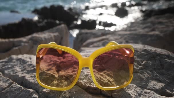 Escena Playa Croacia Con Gafas Sol Amarillas Sobre Rocas — Vídeo de stock