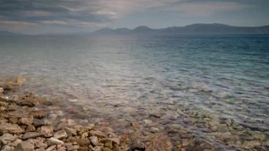 Güzel bir plaj sahne Hırvatistan Adriyatik Denizi'nin kristal berraklığında su çarpıcı.