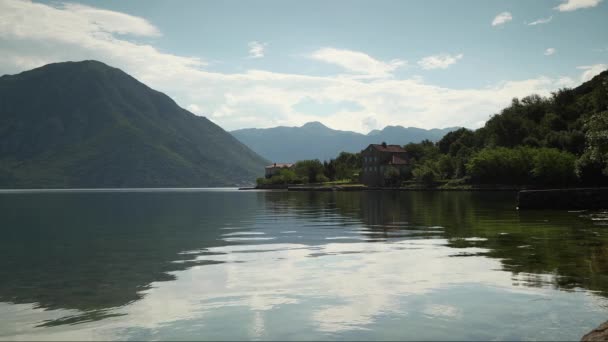 Bucht Von Kotor Montenegro Die Berge Kristallklares Wasser Erreichen — Stockvideo