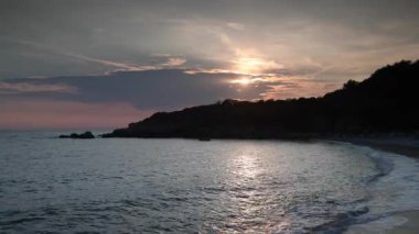 Denizde gün batımı, güzel bir yaz manzarası.