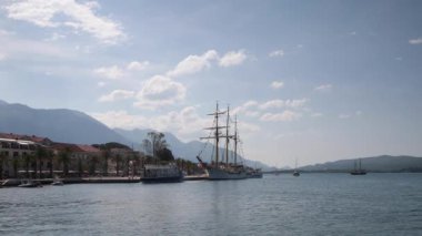 Körfezdeki tekneden deniz ve bulutların manzarası.