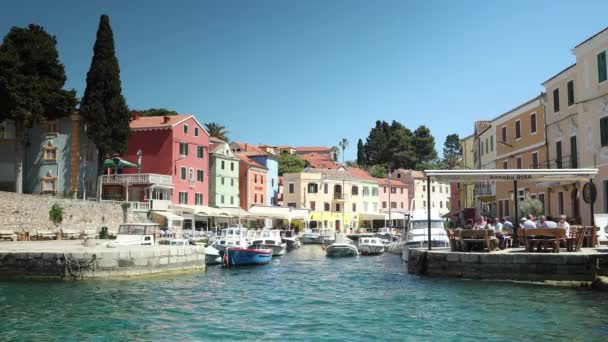 ヴェリ ロシニ島から 2017 ツレス島 クロアチアでのヴェリ ロシニ島小さな漁村の町 — ストック動画