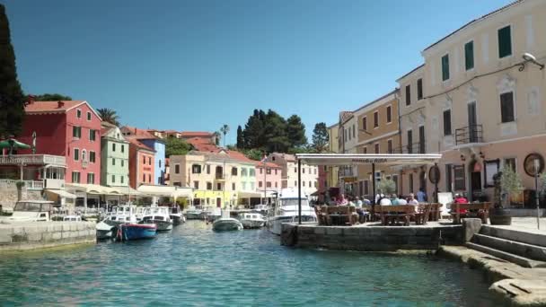 ヴェリ ロシニ島から 2017 ツレス島 クロアチアでのヴェリ ロシニ島小さな漁村の町 — ストック動画